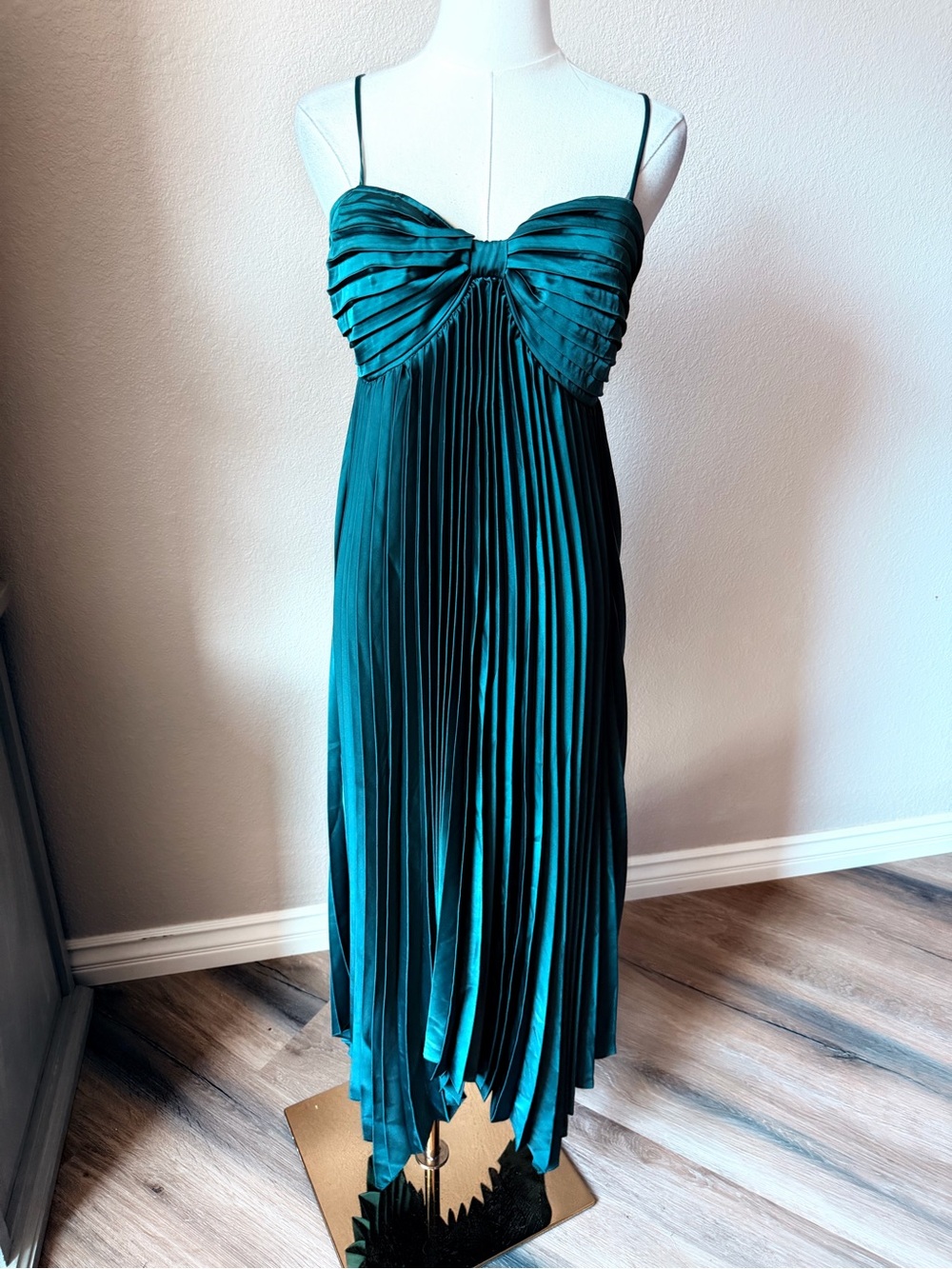 NWT Petal & Pup Vikki Emerald Green Pleated High-Low Slip Dress Size 8 - Picture 13 of 16